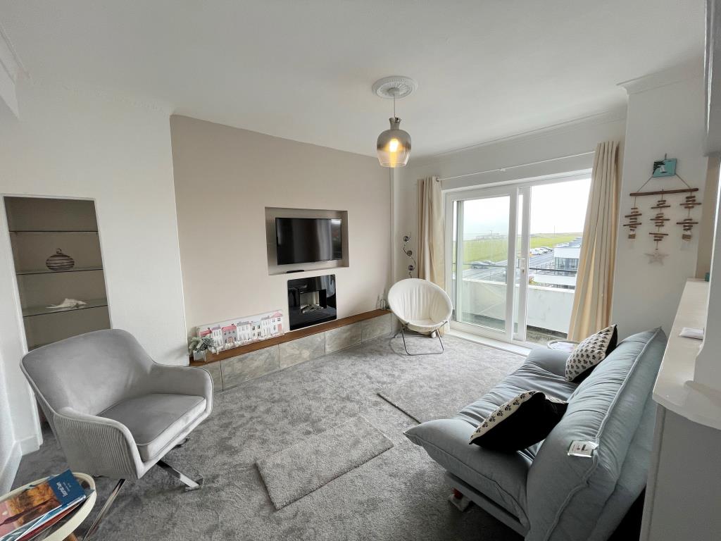 Lot: 123 - WELL PRESENTED FLAT WITH BALCONY AND SEA VIEWS - Living room with access to balcony